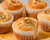 Cupcake de banana fácil é o lanche doce perfeito para colocar a lancheira das crianças (e o bolinho pronto pode ser congelados)