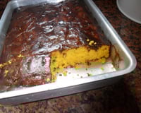 Bolo de cenoura com calda de chocolate