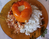 Pimentão recheado com macarrão ao molho de frango e queijo