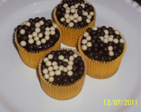 Cupcakes de baunilha cobertos e recheados com ganache