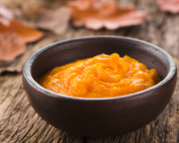 É muito fácil transformar abóboras frescas em purê de abóbora caseiro, um acompanhamento saboroso e nutritivo para comer a semana toda