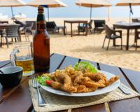Atenção! Esses são os alimentos que você deve evitar se for comer na praia, petisco queridinho pode oferecer riscos à saúde