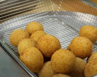 Adeus bolinha de queijo estourada no óleo: essa é a melhor receita de salgadinho da vida, massa leve e deliciosa!
