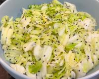 Salada de repolho oriental simples e deliciosa, o modo de preparo tem um segredo que faz toda a diferença