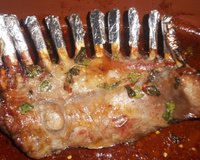 Lombo de cordeiro ao molho de mel e hortelã