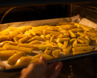 Embora possa parecer absurdo, muitos fornos têm função de air fryer: como usá-la corretamente e saber se vale a pena?