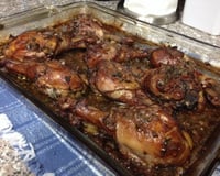 Coxa e sobre coxa de frango assada ao vinho