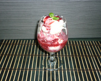 Frozen de iogurte com calda de frutas vermelhas