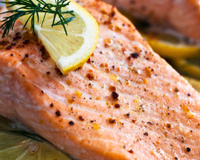 A refeição perfeita para o verão: 10 minutos no forno e o peixe sai perfeito e suculento