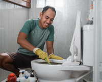 Não pode jogar água no banheiro do seu apartamento? Aprenda como fazer uma lavagem a seco eficiente!