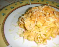Macarrão cremoso com cogumelos e queijo cremoso