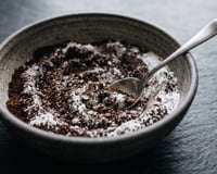 Para que serve combinar borra de café com bicarbonato de sódio? TudoGostoso explica por que o truque está ficando popular e como usá-lo corretamente