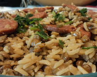 Arroz com lentilha e linguiça na panela de pressão