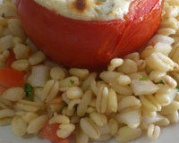 Tomates recheados com queijo colonial, molho branco especial, calabresa e milho verde