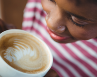 Famosas estão trocando o café tradicional por esta mistura com manteiga e óleo de coco: conheça os benefícios e saiba como fazer