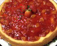 Torta de ricota com calda de frutas vermelhas