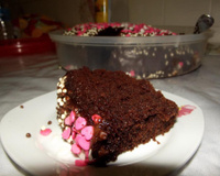 Bolo de chocolate americano com cobertura de ganache