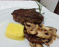 Filé mignon com cogumelos e musseline de mandioquinha