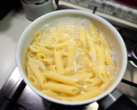 Minha vizinha cozinheira me ensinou o melhor macarrão com carne e queijo cremoso que eu já comi na vida e agora quero todos os dias