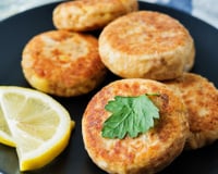 Não fazia ideia do que preparar para o jantar, mas me apaixonei por essa receita que encontrei: com 1 lata de atum, 1 batata e 1 ovo, sem usar farinha, você faz uma refeição completa!