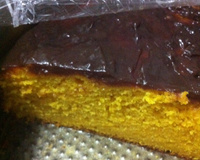 Bolo de cenoura com calda de chocolate