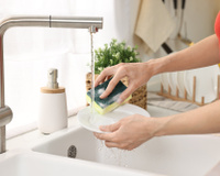 Menos espuma, mais economia: o método japonês mais inteligente para lavar louça sem sabão e sem desperdício de água