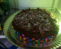 Pão de ló de chocolate com recheio e cobertura