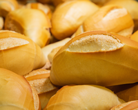 Como amolecer o pão para que fique com gosto de pão fresco: um truque simples de chef