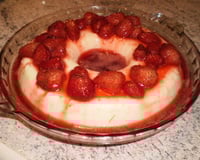 Manjar com calda de morango