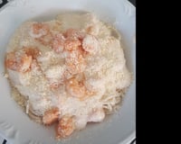 Macarrão com camarão ao molho de quatro queijos