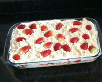 Merengue de morango com suspiro