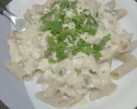 Macarrão com brócolis e creme branco