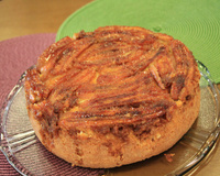 Bolo fofo com cobertura de banana caramelada