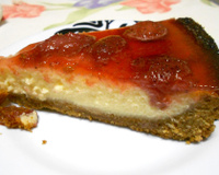 Cheesecake de queijo coalho com calda de morangos