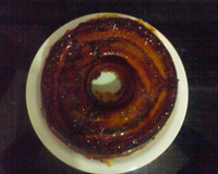 Bolo de iogurte e bananas carameladas