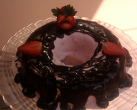 Sorvete de morango com calda de chocolate