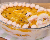 Pavê de frutas amarelas com creme 4 leites é aquela sobremesa fácil geladinha que você estava procurando