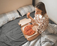 Descubra se comer antes de dormir faz mal