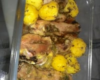 Coxa de frango assada com batatas