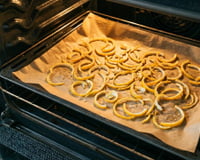 Colocar cascas de limão no forno: por que as pessoas fazem isso e quais os benefícios?
