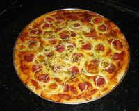 Pizza com calabresa, cebola, alho e pimentão