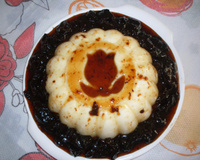 Manjar branco com ameixas