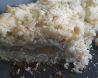 Cuca de banana com farofa