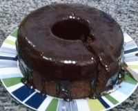 Bolo de chocolate de microondas com calda de falso brigadeiro