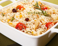 Arroz com bacalhau, tomate e ervas