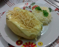 Batata recheada de frango cremoso