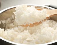 Você tem costume de requentar o arroz? Esse hábito pode trazer riscos para a sua saúde, mas é possível se manter seguro se fizer assim