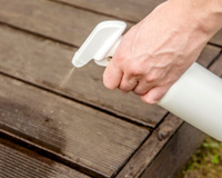 As pessoas estão borrifando vinagre no pátio e na varanda (e têm bons motivos para isso)