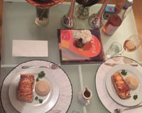 Salmão grelhado com molho de maracujá