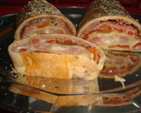 Pizza enrolada com recheio misto